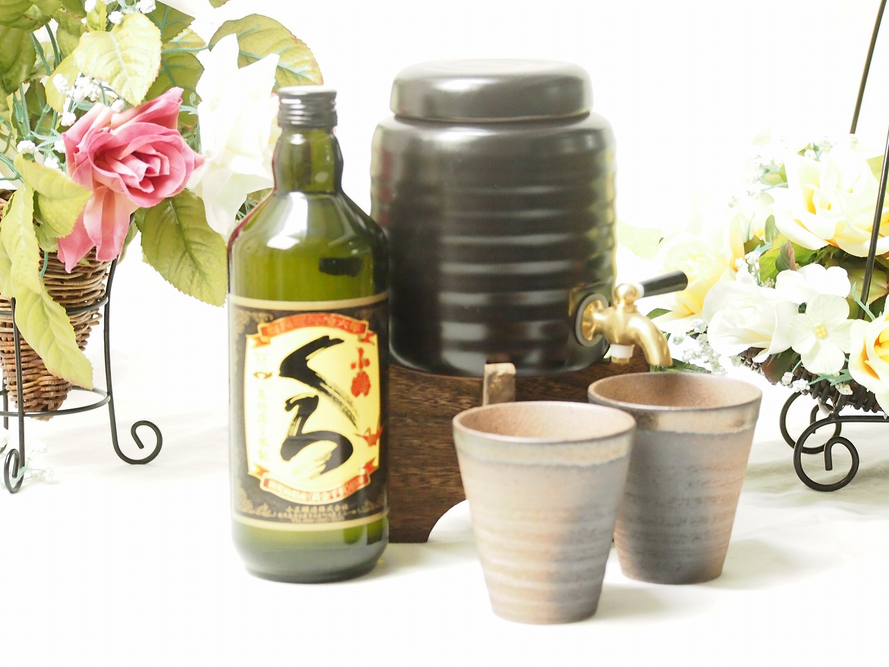 【最大2000円オフクーポン17日1:59迄】本格焼酎サーバー1000cc(18cm×24cm 1kg)陶芸作家安藤嘉規作 三重県萬古焼き備前金彩ペアカップ(200cc×２個)付セット(鹿児島県小正醸造 本格芋焼酎 くろ 25度 720ml) 焼酎サーバー説明書付
