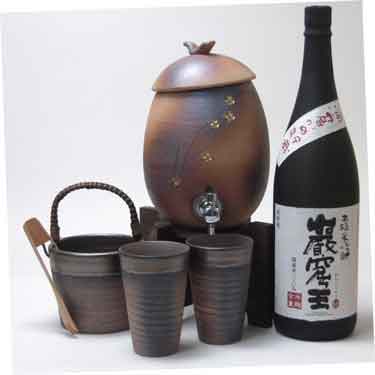 【最大2000円オフクーポン26日1:59迄】信楽焼・明山窯 焼酎サーバー 火色金小紋 2200cc(専用木台付き)+萬古焼き備前金彩氷4点セット+【限定品】洞窟かめ貯蔵 本格米焼酎 巌窟王(がんくつおう)1800ml|贈り物本舗じざけや