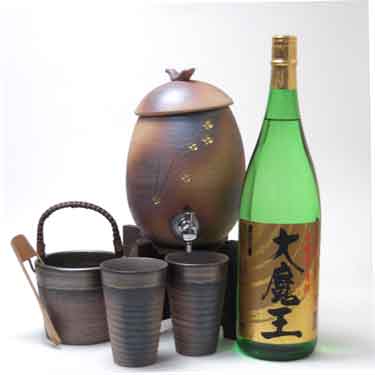 信楽焼・明山窯　焼酎サーバー　火色金小紋　2200ｃｃ(専用木台付き)+萬古焼き備前金彩氷4点セット+濱田酒造　黄麹仕込み芋焼酎 大魔王　２５度　1800ｍｌ