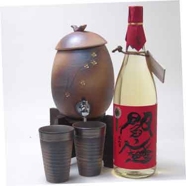 【最大2000円オフクーポン17日1:59迄】信楽焼・明山窯　焼酎サーバー　火色金小紋　2200ｃｃ(専用木台付き)+備前金彩焼酎ペアカップ+老松酒造　麦焼酎　閻魔　1800ｍｌ