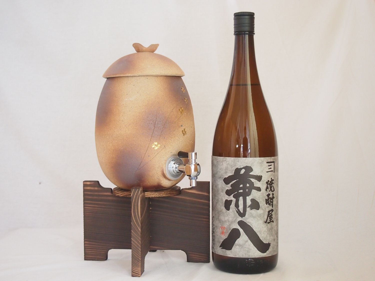 【最大2000円オフクーポン17日1:59迄】信楽焼・明山窯　焼酎サーバー　火色金小紋　2200ｃｃ(滋賀県)麦焼酎 四ツ谷酒造 兼八 1800ｍｌ(大分)