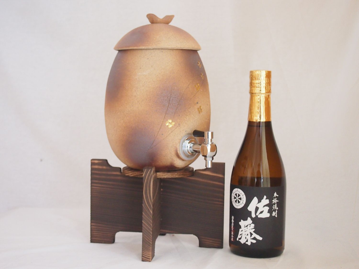 信楽焼・明山窯　焼酎サーバー　火色金小紋　2200ｃｃ(滋賀県)芋焼酎 佐藤黒 720ｍｌ(鹿児島)｜贈り物本舗じざけや