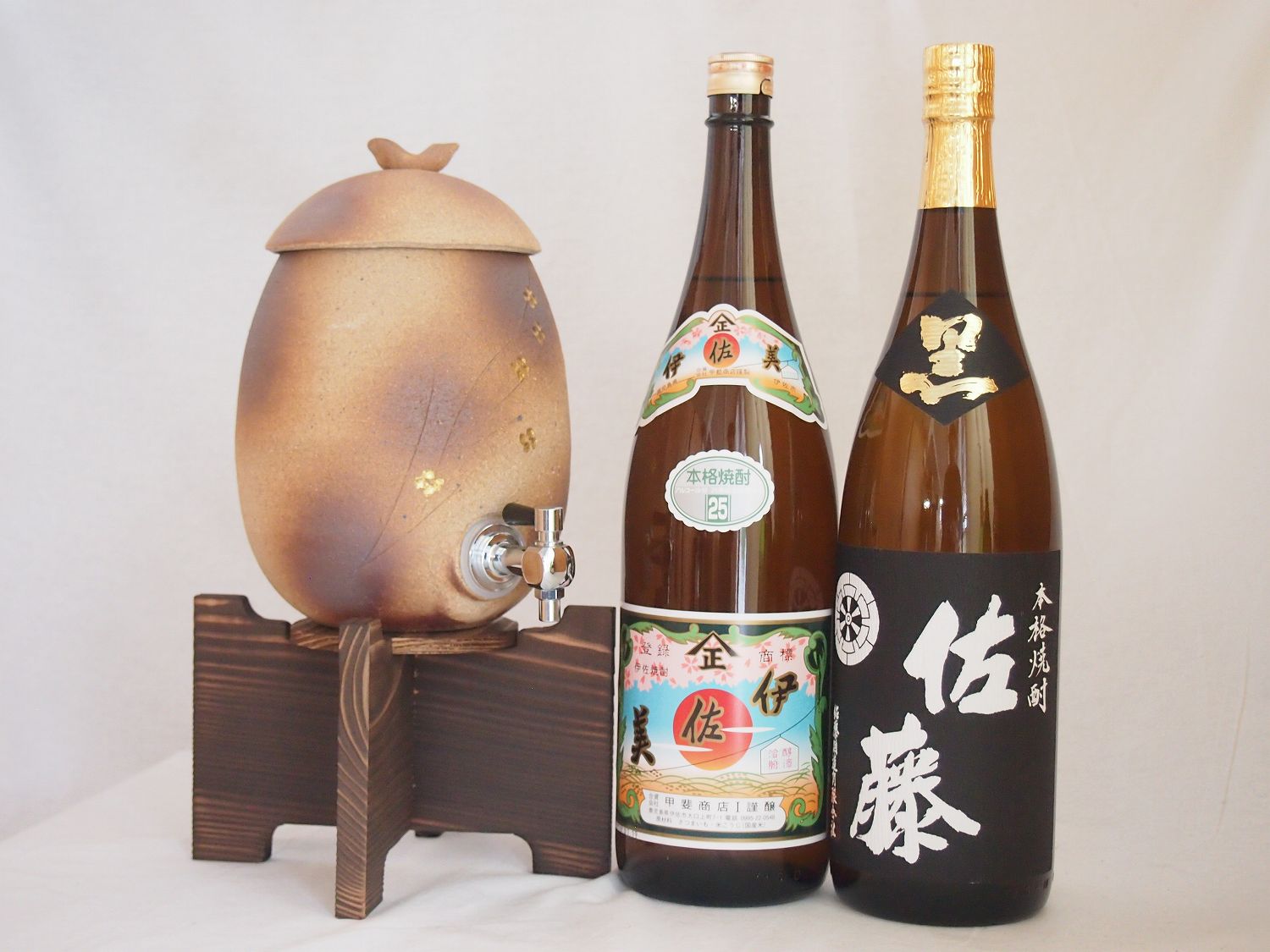 信楽焼・明山窯　焼酎サーバー　火色金小紋　2200ｃｃ(滋賀県)芋焼酎2本セット 甲斐商店 伊佐美1800ｍｌ 佐藤黒1800ｍｌ(鹿児島)