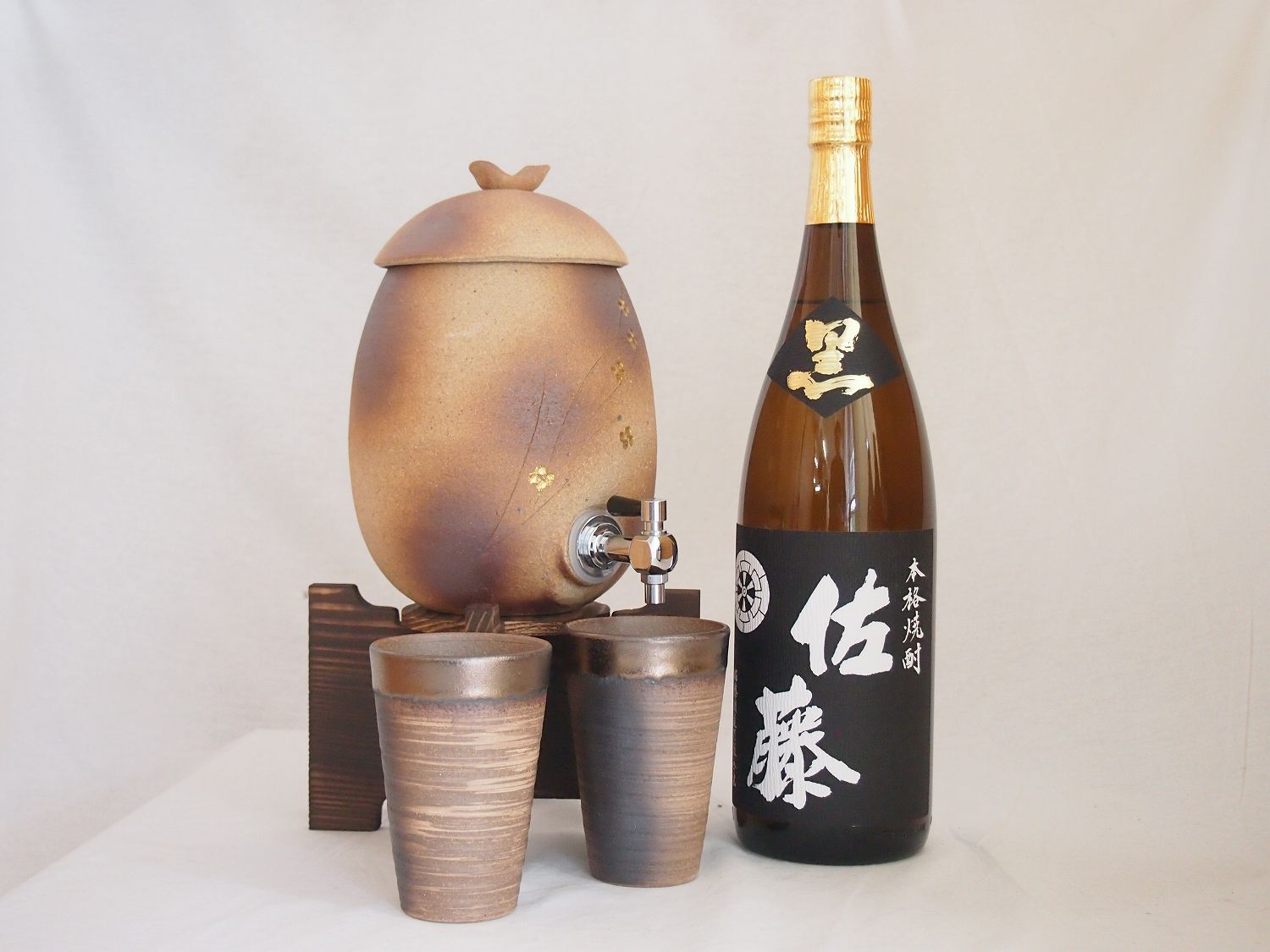 信楽焼・明山窯　焼酎サーバー　火色金小紋　2200ｃｃ(滋賀県)+萬古焼・備前金彩焼酎ペアカップ(三重県)+芋焼酎セット 佐藤黒1800ｍｌ(鹿児島)