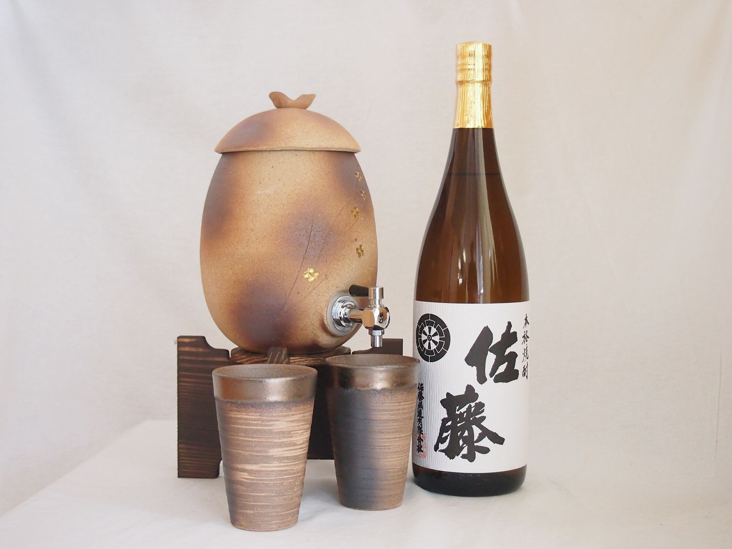 信楽焼・明山窯　焼酎サーバー　火色金小紋　2200ｃｃ(滋賀県)+萬古焼・備前金彩焼酎ペアカップ(三重県)+芋焼酎セット 佐藤白1800ｍｌ(鹿児島)｜贈り物本舗じざけや