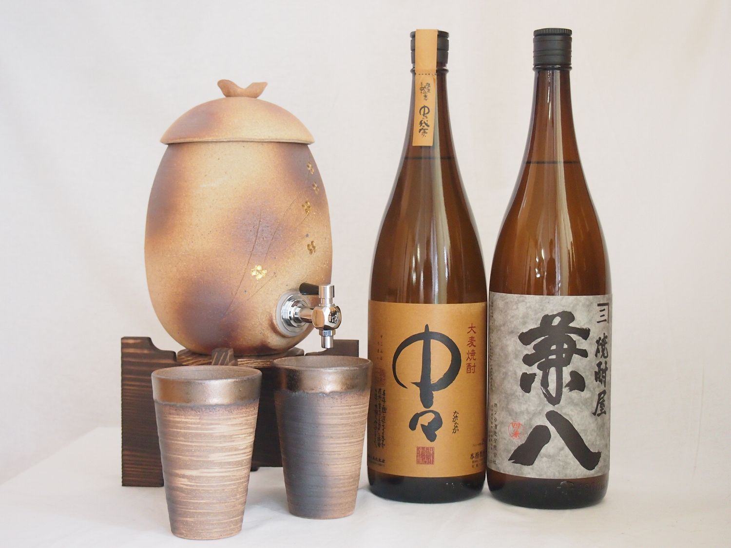信楽焼・明山窯　焼酎サーバー　火色金小紋　2200ｃｃ(滋賀県)+萬古焼・備前金彩焼酎ペアカップ(三重県)+芋麦焼酎セット 兼八1800ｍｌ 黒木本店 中々 1800ｍｌ(鹿児島 大分) 28,189円