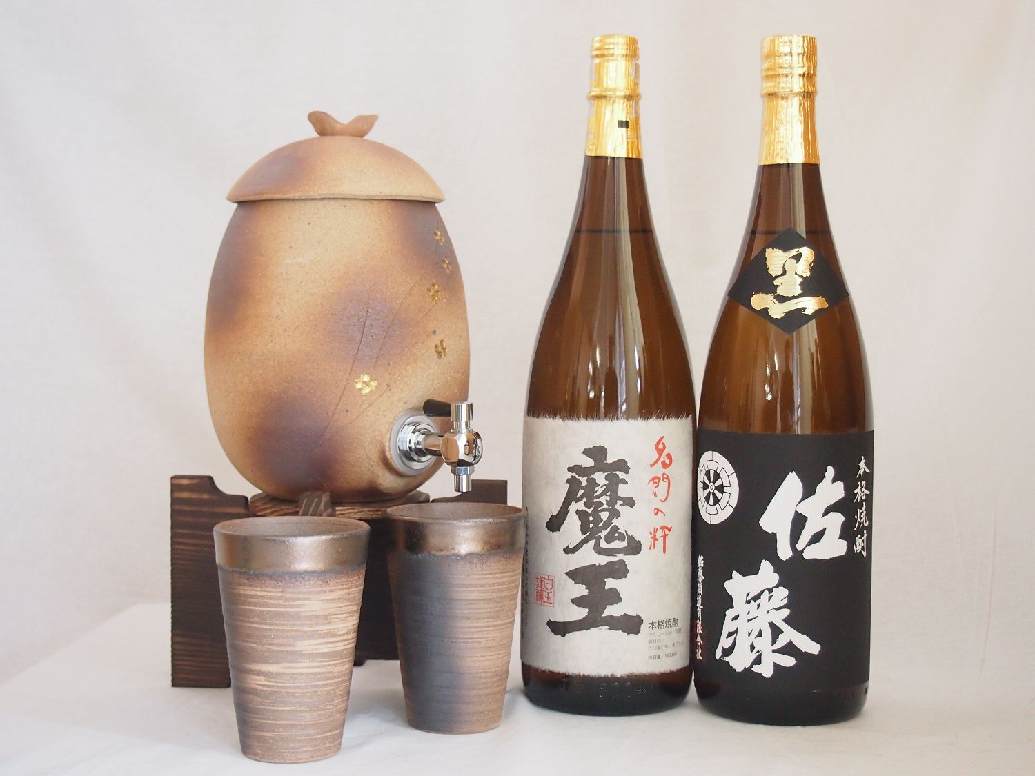 信楽焼・明山窯　焼酎サーバー　火色金小紋　2200ｃｃ(滋賀県)+萬古焼・備前金彩焼酎ペアカップ(三重県)+芋焼酎セット 佐藤黒1800ｍｌ 魔王1800ｍｌ(鹿児島)