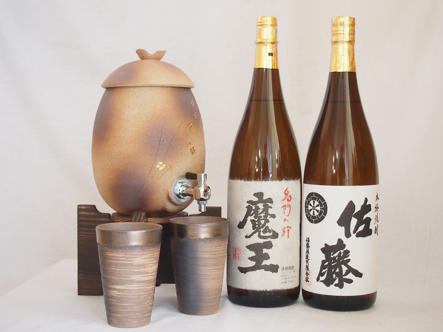 【最大2000円オフクーポン26日1:59迄】信楽焼・明山窯　焼酎サーバー　火色金小紋　2200ｃｃ(滋賀県)+萬古焼・備前金彩焼酎ペアカップ(三重県)+芋焼酎セット 佐藤白1800ｍｌ 魔王1800ｍｌ(鹿児島)｜贈り物本舗じざけや