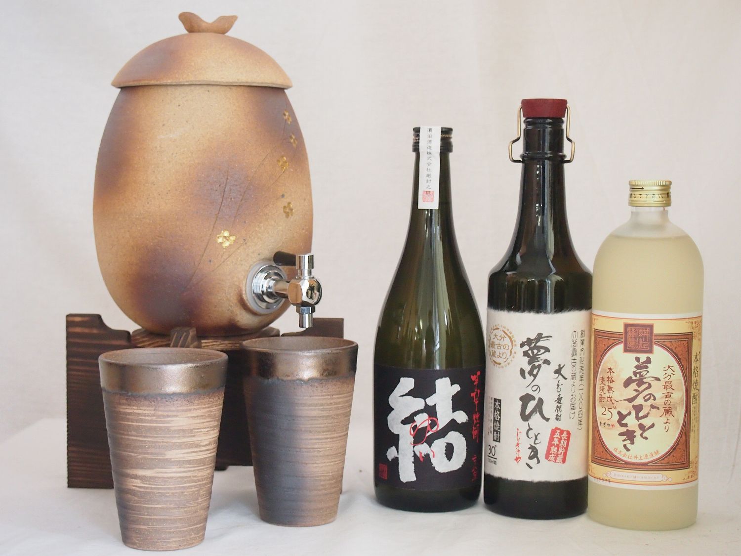 【最大2000円オフクーポン26日1:59迄】信楽焼・明山窯　焼酎サーバー　火色金小紋　2200ｃｃ(滋賀県)+萬古焼・備前金彩焼酎ペアカップ(三重県)+麦焼酎 井上酒造 夢のひととき 5年長期熟成夢のひととき 芋焼酎 結 720ml｜贈り物本舗じざけや