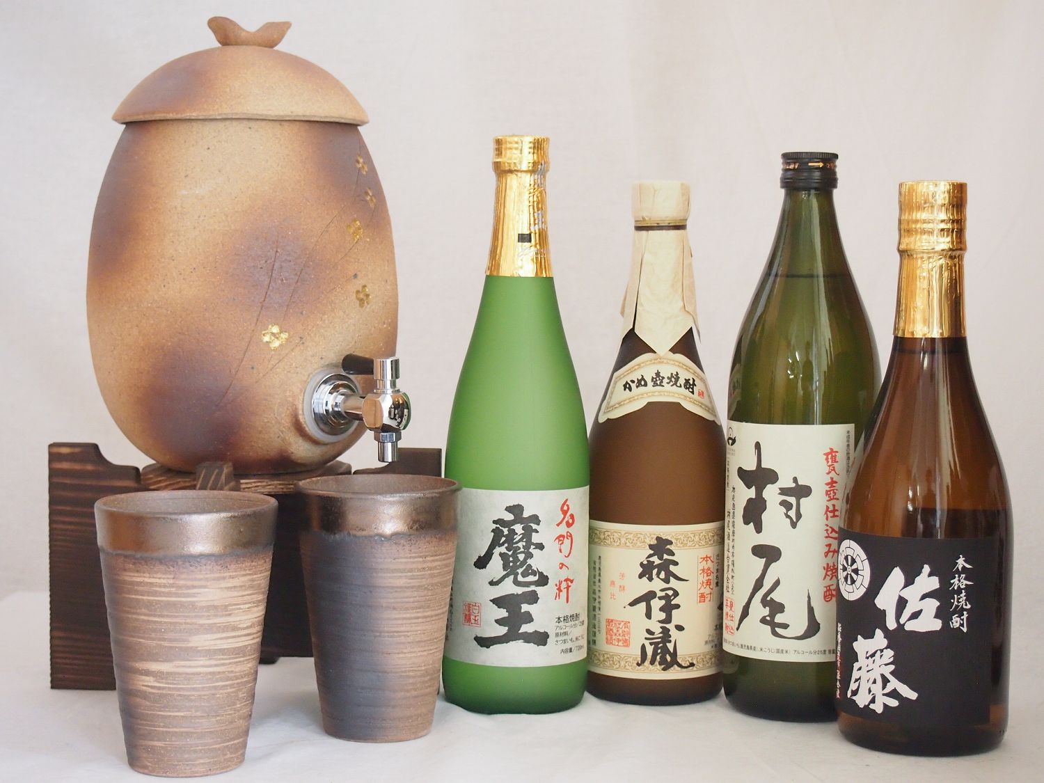 【最大2000円オフクーポン26日1:59迄】信楽焼・明山窯 焼酎サーバー 火色金小紋 2200cc(滋賀県)+萬古焼・備前金彩焼酎ペアカップ(三重県)+芋焼酎 佐藤黒 魔王 森伊蔵 720ml 村尾 900ml|贈り物本舗じざけや