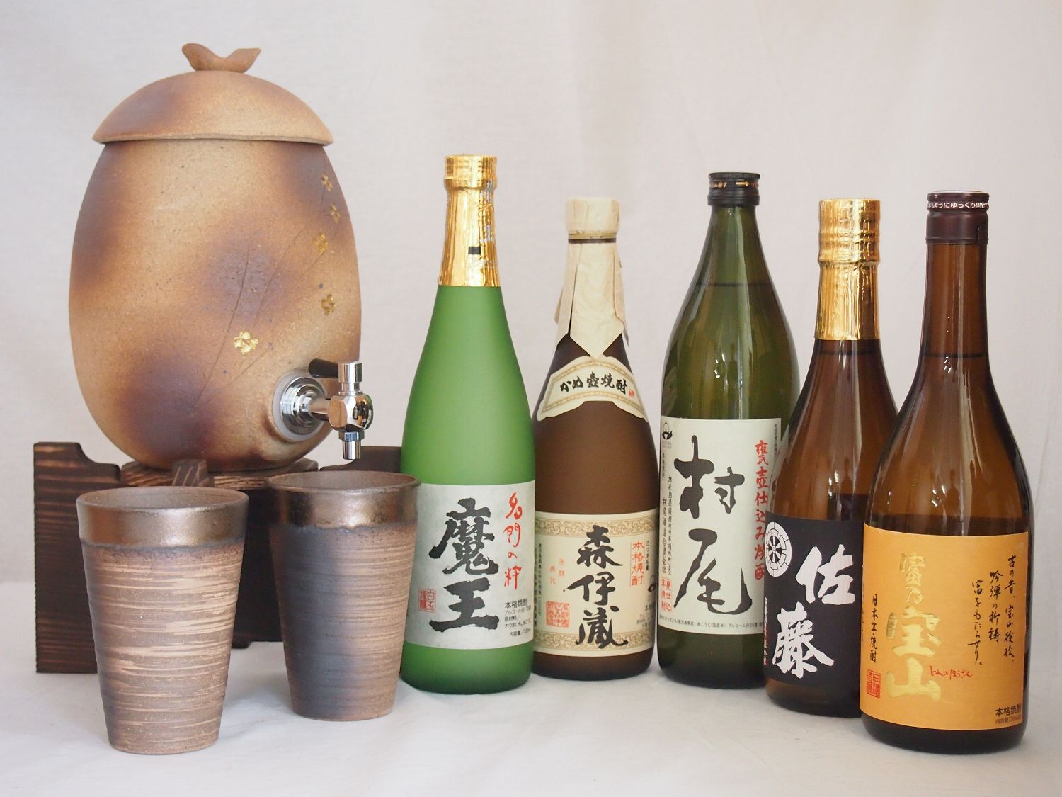 【最大2000円オフクーポン26日1:59迄】信楽焼・明山窯 焼酎サーバー 火色金小紋 2200cc(滋賀県)+萬古焼・備前金彩焼酎ペアカップ(三重県)+芋焼酎 佐藤黒 富乃宝山 魔王 森伊蔵 720ml 村尾 900ml|贈り物本舗じざけや