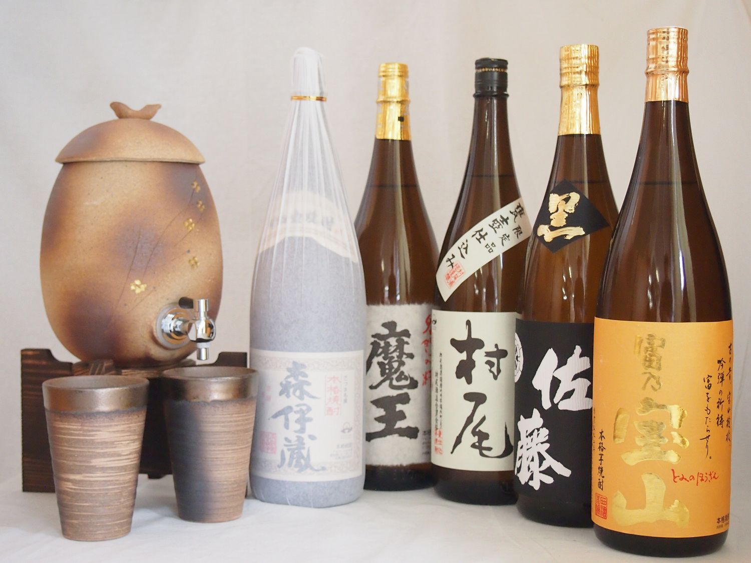 【最大2000円オフクーポン26日1:59迄】信楽焼・明山窯　焼酎サーバー　火色金小紋　2200ｃｃ(滋賀県)+萬古焼・備前金彩焼酎ペアカップ(三重県)+芋焼酎 佐藤黒 富乃宝山 魔王 森伊蔵 村尾 1800mｌ｜贈り物本舗じざけや 79,708円