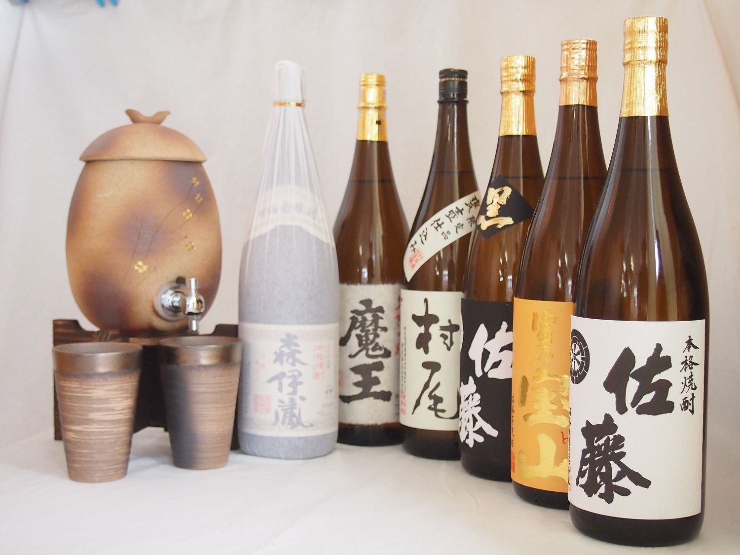 【最大2000円オフクーポン26日1:59迄】信楽焼・明山窯 焼酎サーバー 火色金小紋 2200cc(滋賀県)+萬古焼・備前金彩焼酎ペアカップ(三重県)+芋焼酎 佐藤黒 富乃宝山 魔王 森伊蔵 赤霧島 佐藤白 1800ml|贈り物本舗じざけや