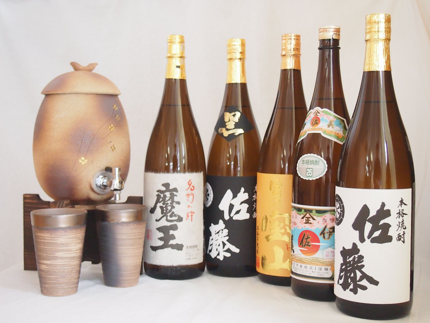 【最大2000円オフクーポン26日1:59迄】信楽焼・明山窯 焼酎サーバー 火色金小紋 2200cc(滋賀県)+萬古焼・備前金彩焼酎ペアカップ(三重県)+芋焼酎 佐藤黒 富乃宝山 佐藤白 伊佐美 魔王 1800ml|贈り物本舗じざけや