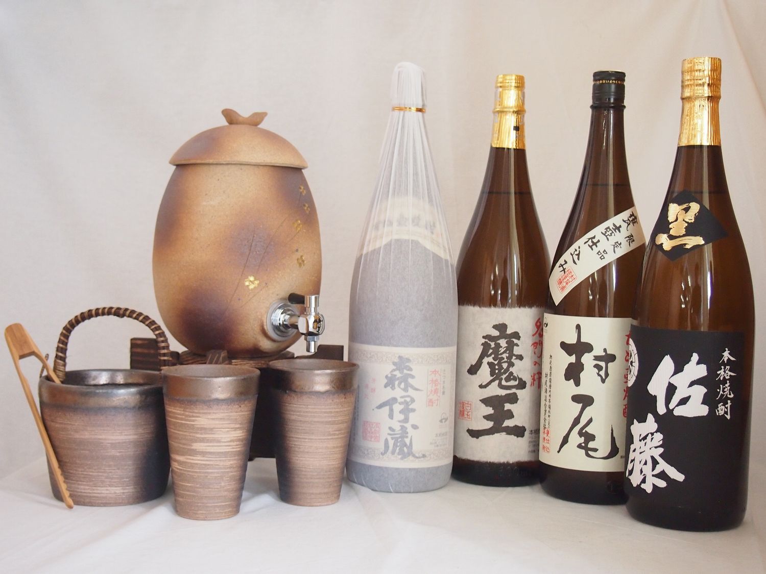 【最大2000円オフクーポン26日1:59迄】信楽焼・明山窯 焼酎サーバー 火色金小紋 2200cc(滋賀県)+萬古焼・備前金彩焼酎ペアカップ 氷入れ(三重県)+芋焼酎 魔王 森伊蔵 村尾 佐藤黒 1800ml|贈り物本舗じざけや