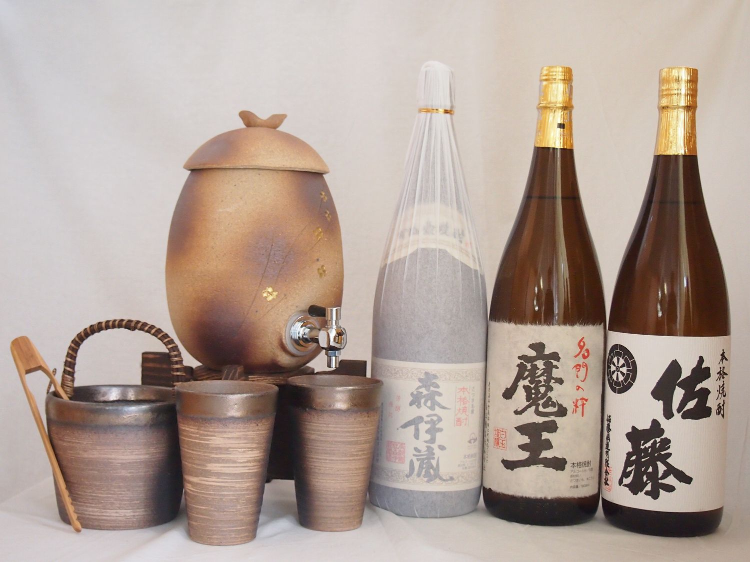 【最大2000円オフクーポン26日1:59迄】信楽焼・明山窯　焼酎サーバー　火色金小紋　2200ｃｃ(滋賀県)+萬古焼・備前金彩焼酎ペアカップ 氷入れ(三重県)+芋焼酎 魔王 森伊蔵 佐藤白 1800ml｜贈り物本舗じざけや