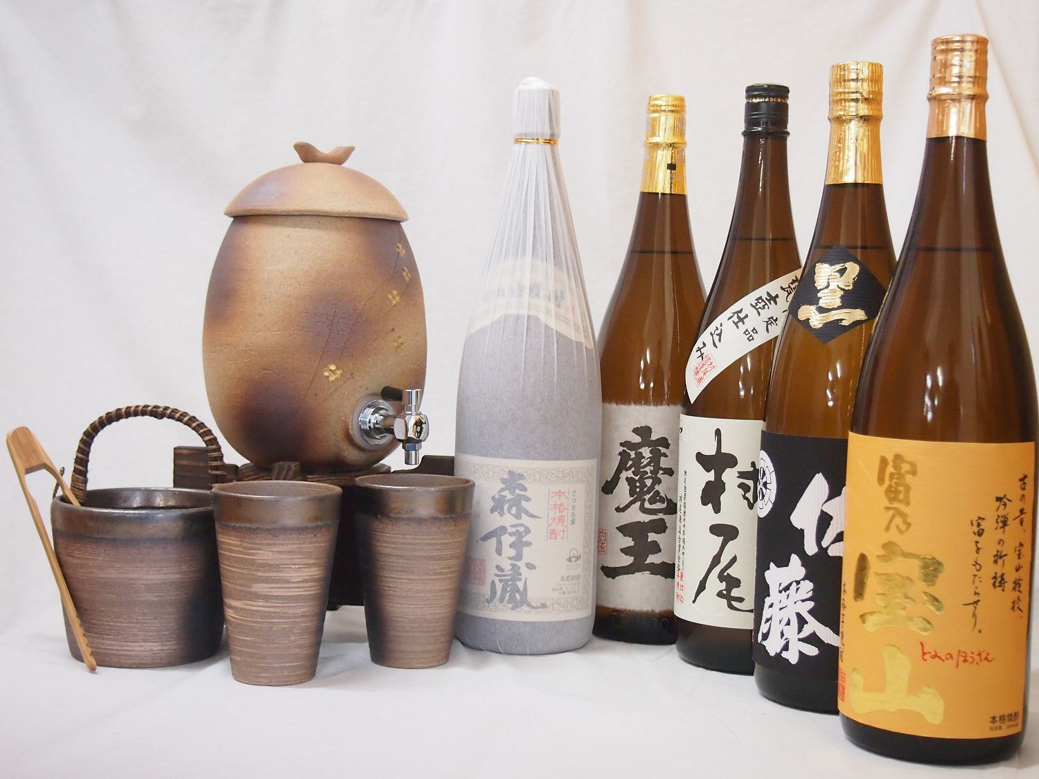 信楽焼・明山窯　焼酎サーバー　火色金小紋　2200ｃｃ(滋賀県)+萬古焼・備前金彩焼酎ペアカップ 氷入れ(三重県)+芋焼酎 森伊蔵 村尾 佐藤黒 富乃宝山 魔王 1800ml