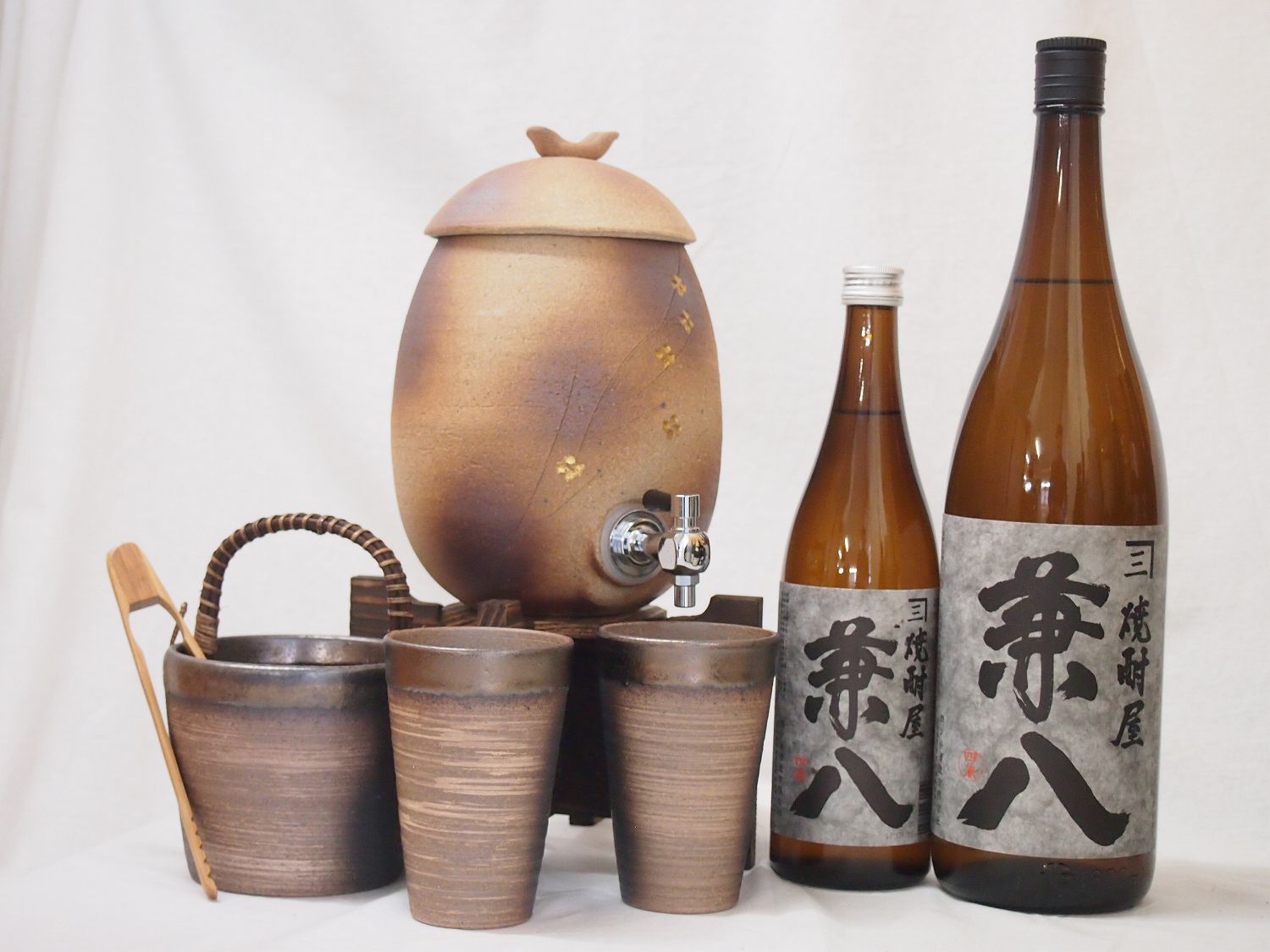 信楽焼・明山窯　焼酎サーバー　火色金小紋　2200ｃｃ(滋賀県)+萬古焼・備前金彩焼酎ペアカップ 氷入れ(三重県)+芋焼酎 四ツ谷酒造 兼八 720ml 1800ml(大分県）｜贈り物本舗じざけや