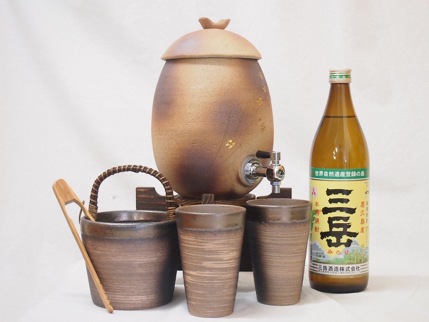 【最大2000円オフクーポン26日1:59迄】信楽焼・明山窯　焼酎サーバー　火色金小紋　2200ｃｃ(滋賀県)+萬古焼・備前金彩焼酎ペアカップ 氷入れ(三重県)+芋焼酎 三岳 900ml (鹿児島県)｜贈り物本舗じざけや