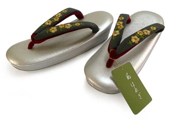 メール便なら送料無料 楽天市場 日本製 花はれぎ 本革 草履 お洒落な高級草履お洒落は足元から 二石の鼻緒で履きやすい Mサイズ シルバーの台 刺繍 鼻緒 僅かな傷あり 訳あり品 ご使用には全く問題無しです さくら小町 楽天市場店 想像を超えての