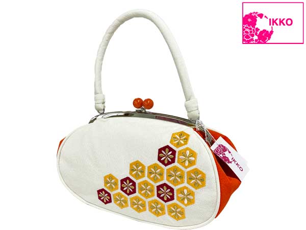【 IKKO ブランド 】IKKOプロデュース　高級 がま口バッグ振袖 卒業式 亀甲花菱刺繍 バッグ 【がま口】がまぐち ちりめん 和柄 レトロ モダン 大容量【数量限定品】IKKO がま口（白&times;オレンジ）｜さくら小町　店