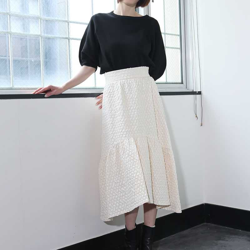 スカート レディース ロングスカート ホワイト 春 秋 ロング フレア 柄 エンボス加工 ミモレ丈 Aライン フレアスカート　アシンメトリー ウエストゴム / 高級 エレガント 上品 大人かわいい