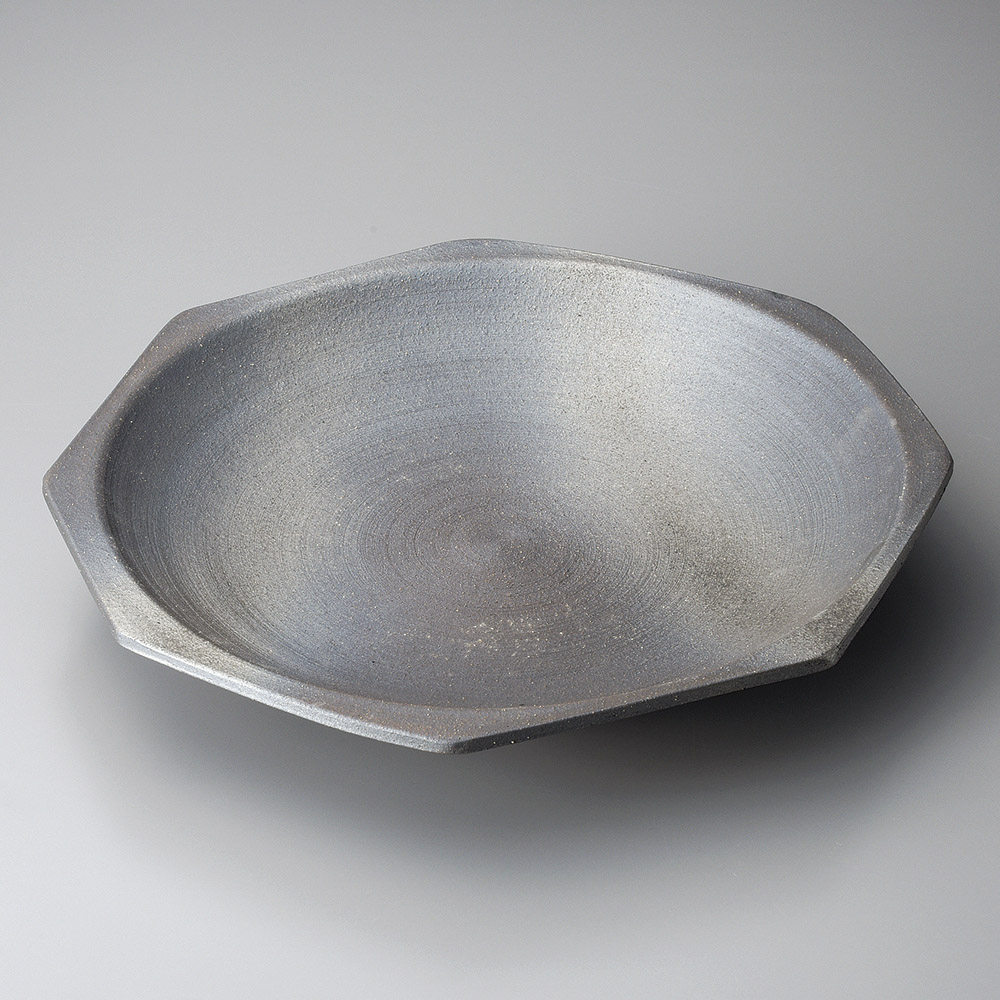 信楽焼 銀彩黒 40糎 八角茴香皿39.5x39.5x5糎 日本製おばんざい さしみ盛 お惣菜の盛り合わせ 寄りあい 御造作 おもてなしの真っ盛り後ばらいに大振りの丸皿 うつり変わり皿 特大大きさの盛り付け皿
