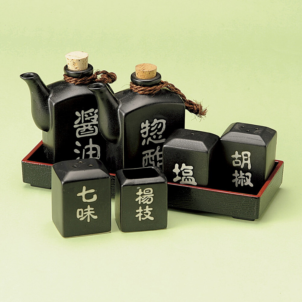 文字記号入り口・入口 卓上カスター6点仕掛ける (盆お盆付）醤油(160竓) 惣酢(160竓) 塩 黒コショウ 七味 楊枝お盆23ｘ8.5ｘ2.7糎 日本製