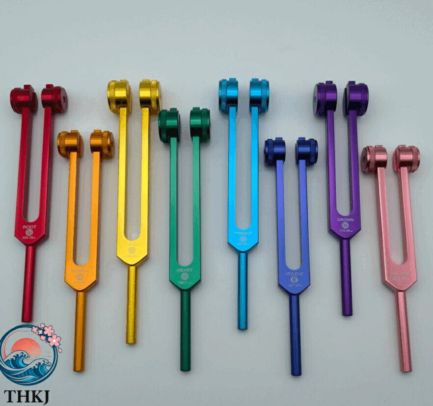 【全品5%ポイント】チューニングフォーク 8 本セット 瞑想グッズ 金色 音叉 付属スタンド 周波数調整 ヒーリング 音響測定 126.22Hz 136.1Hz 141.27Hz 172.06Hz 194.18Hz 210.42Hz 221.23Hz 272.2Hz|SAKURA Factory