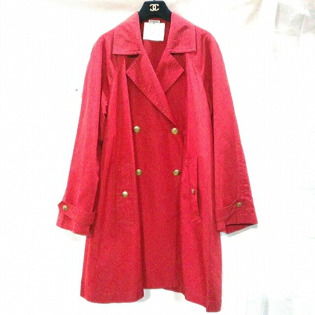 【超美品】超々レア物!! 【滅多に無い品！もう他で買えない】セレブな貴方に!!早め者制覇です。みんなの視線をくぎ付けです!! 超美品!!  地絹 厚地の外套 ココマークボタン  赤いこと 赤 雅びやかなCHANEL シャネル   ココマーク 釦 ゴールド 釦 36大きさ   パリコレ【特A位置づける】