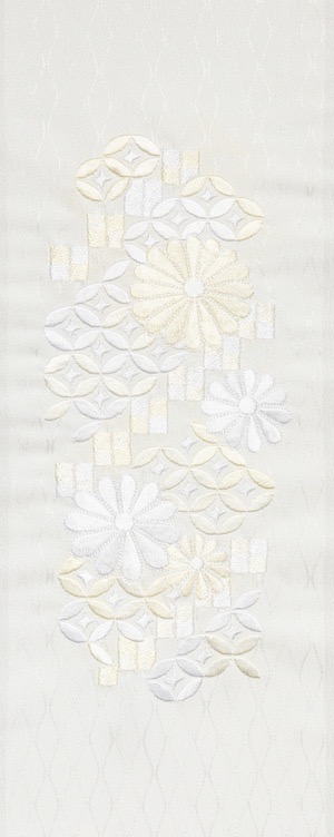 【尖んがり10倍 クーポン券ふり出し】紋衿 菊 No.32006 〈白×白〉 縫い半衿 ポリエステル シルフィル紋衿 袷用 お上さん 御召しもの 長襦袢 振袖 短い訪問着 附下 刺しゅう衿 【電子メール便相応う】