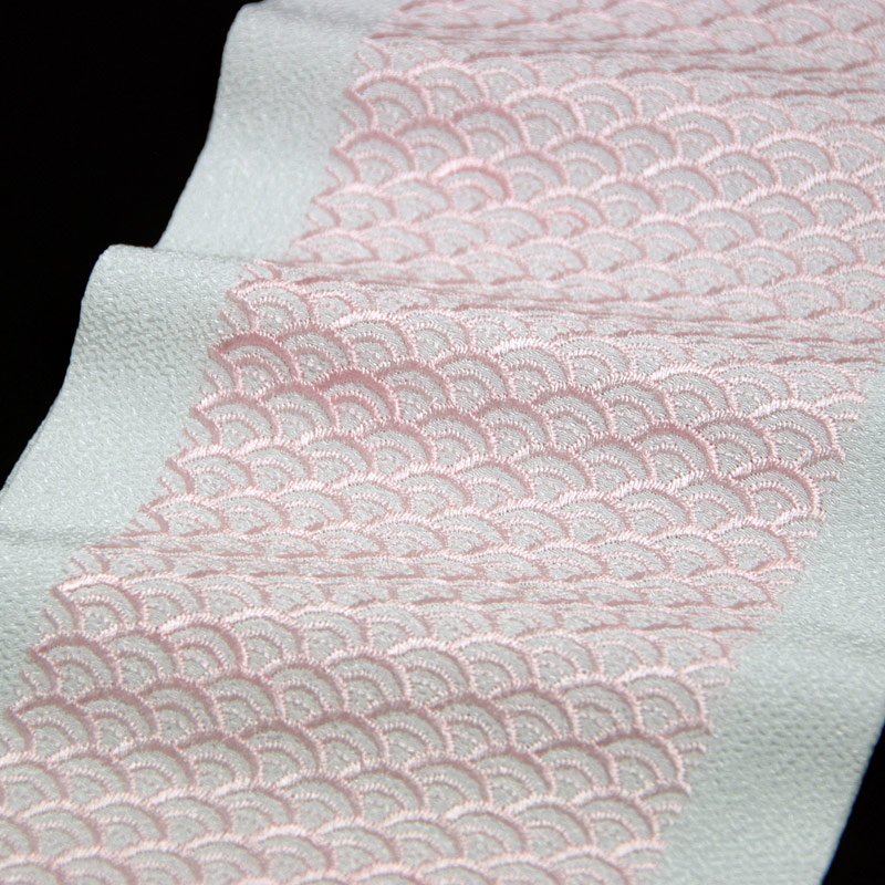 青海波 刺繍半衿 / ポリエステル縮緬 / 袷用 / 白地×ピンク / 半襟 青海波 刺繍半衿 / ポリエステル縮緬 / 袷用 / 白地×ピンク / 半襟