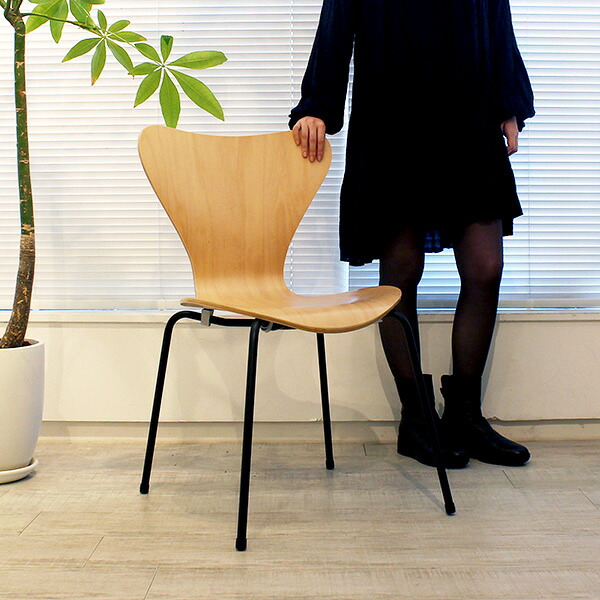 【遣っ付ける品・精神的な統合済み】【建築家：アルネ・ヤコブセン】商いもの名：SEVEN CHAIR（七つ女性議長）割り増し金【リプロダクト・ジェネリック・刷り直す版】【夕ご飯女性議長】【黒脚】【腰掛け】【北欧】【デザイナーズ】【木製】