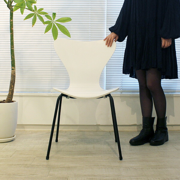 【完成品・組み立て済み】 【デザイナー：アルネ・ヤコブセン】 商品名：SEVEN CHAIR（セブンチェア）プレミアム 【リプロダクト・ジェネリック・復刻版】 【ダイニングチェア】【黒脚】【椅子】【北欧】【デザイナーズ】【木製】