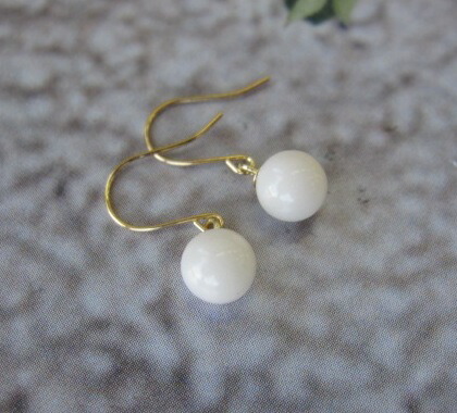 楽天市場】白珊瑚 丸玉 ピアス (6mm) K18 イヤーアクセサリー 『宝石