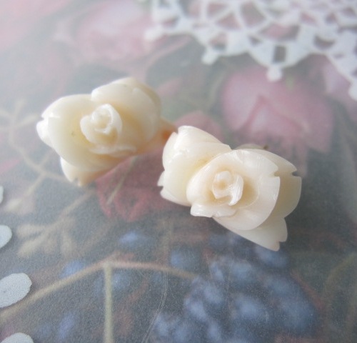 ヴィンテージブローチ 白珊瑚 薔薇彫刻 ホワイトローズ サンゴ バラ 花