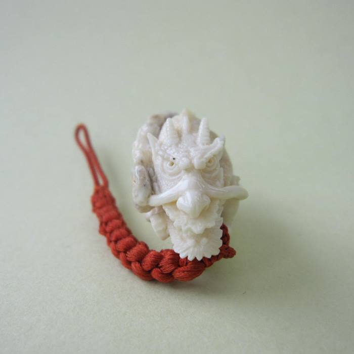 シナ海珊瑚 龍の根付け 辰 開運 パワーストーン 宝石サンゴ 珊瑚婚 還暦 誕生日 御祝 厄除 御守 3月の誕生石 ギフト プレゼント 結婚35周年 珊瑚職人