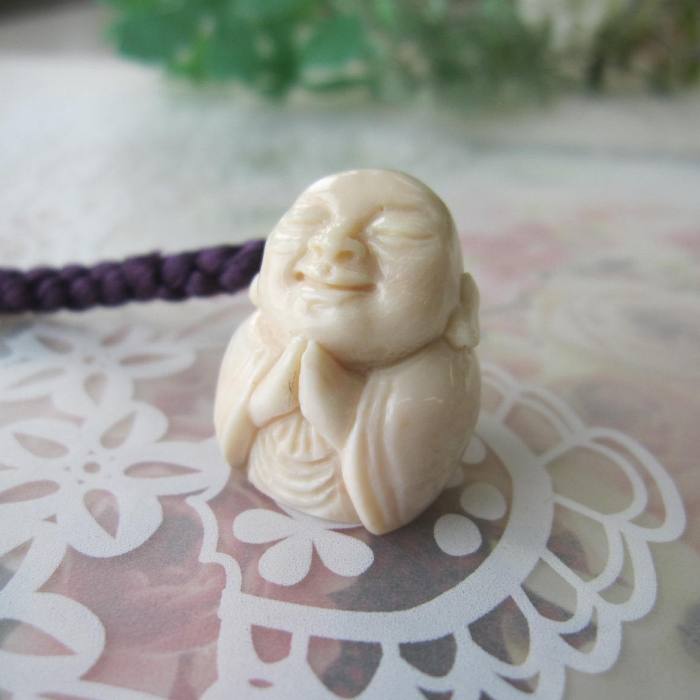 シナ海赤珊瑚  縁起物 お地蔵様  根付け   正絹  和小物  地蔵菩薩  魔除  厄除  貴石サンゴ  赤珊瑚婚 還暦 生まれ落ちる日 御祝 厄除 御守 3月の誕生石 差し上げ物 差し上げ物 一緒になる35周年 赤珊瑚技術者