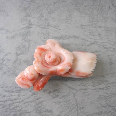 ピンク珊瑚 椿の花の彫り 帯留め 着物 浴衣 和装小物 宝石サンゴ 珊瑚婚 還暦 誕生日 御祝 厄除 御守 3月の誕生石 ギフト プレゼント 結婚35周年 珊瑚職人