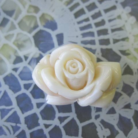 ミッド珊瑚 薔薇の花の彫り 帯留め 真鍮 帯 和小物 和服 『宝石サンゴ』 珊瑚婚 還暦 誕生日 御祝 厄除 御守 3月の誕生石 ギフト プレゼント 結婚35周年 珊瑚職人｜珊瑚職人館ー土佐 28,268円