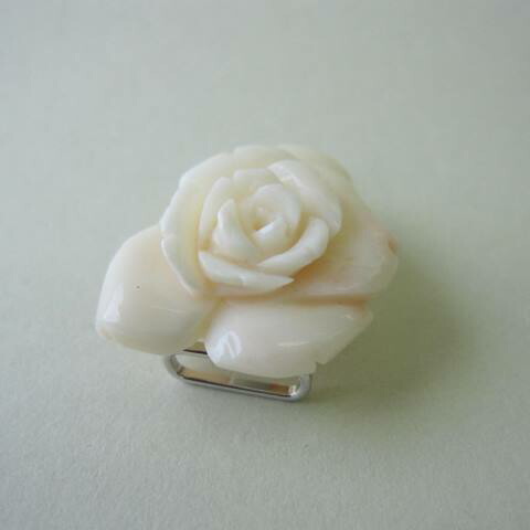 新品 送料無料 白珊瑚バラの花の帯留め G Silver 帯留 和小物 着物 宝石サンゴ Fucoa Cl
