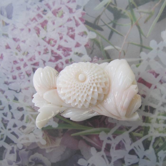 珊瑚　花彫刻　ブローチ　（142） 天然珊瑚 花彫刻ブローチ（シルバーメッキ金具使用） - メルカリ