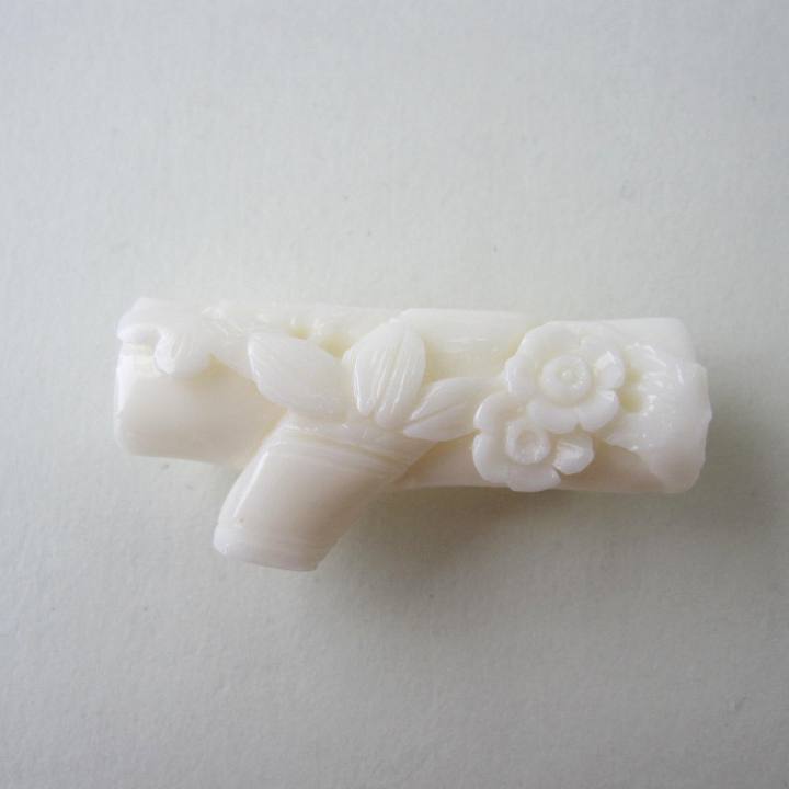 白珊瑚 松竹梅の彫り 帯留め 真鍮 着物 浴衣 和装小物 宝石サンゴ 珊瑚婚 還暦 誕生日 御祝 厄除 御守 3月の誕生石 ギフト プレゼント 結婚35周年 珊瑚職人