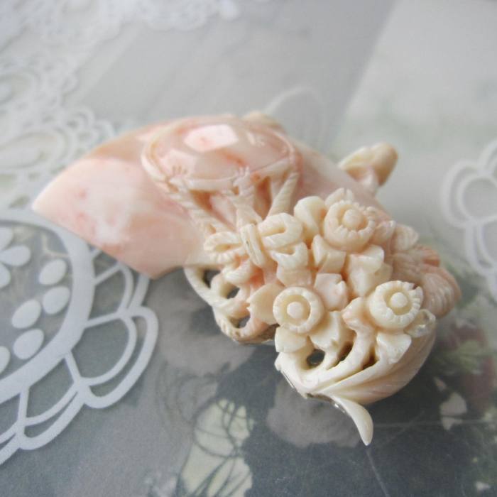 珊瑚　サンゴ　彫刻　ブローチ　菊　花 ピンク珊瑚の美しい菊の花のブローチ/G.SILVER/アクセサリー