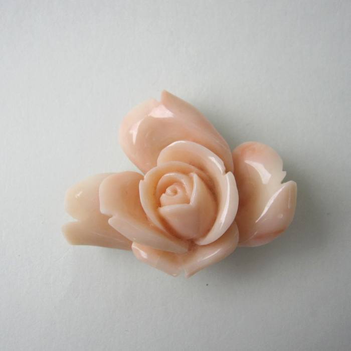 ミッド珊瑚 美しい バラの花 彫り 帯留め 真鍮 和装小物 アクセサリー 『宝石サンゴ』 珊瑚婚 還暦 誕生日 御祝 厄除 御守 3月の誕生石 ギフト プレゼント 結婚35周年 珊瑚職人