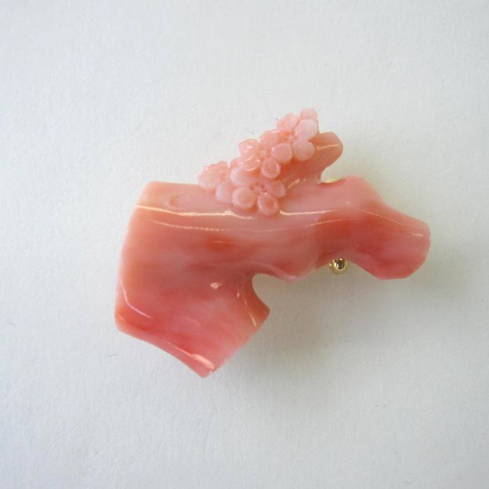 ピンク珊瑚 桜の彫り 枝 帯留め 帯 着物 和装小物 真鍮 宝石サンゴ 珊瑚婚 還暦 誕生日 御祝 厄除 御守 3月の誕生石 ギフト プレゼント 結婚35周年 珊瑚職人