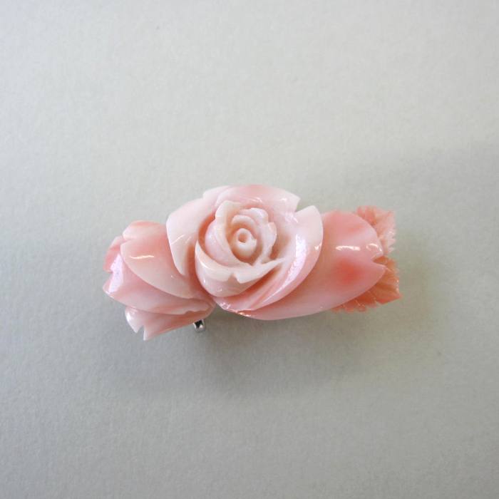 ピンク珊瑚 薔薇の花 帯留め 真鍮 帯留 着物 浴衣 宝石サンゴ 珊瑚婚 還暦 誕生日 御祝 厄除 御守 3月の誕生石 ギフト プレゼント 結婚35周年 珊瑚職人｜珊瑚職人館ー土佐
