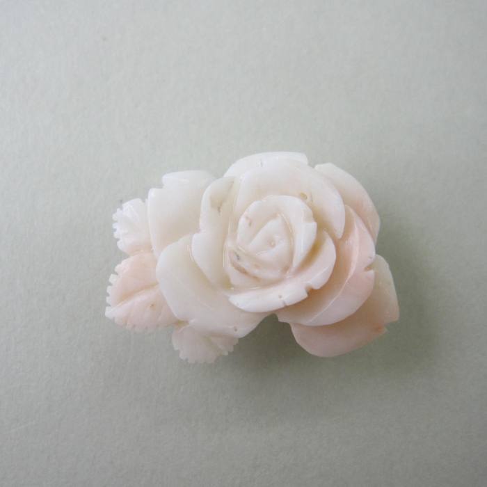 ミッド珊瑚 薔薇の花 帯留め 真鍮 帯留 和小物 着物 『宝石サンゴ』 珊瑚婚 還暦 誕生日 御祝 厄除 御守 3月の誕生石 ギフト プレゼント 結婚35周年 珊瑚職人