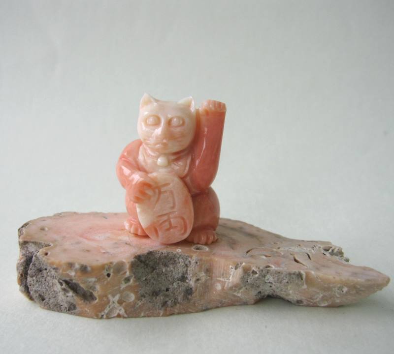 桃珊瑚 招き猫 置物 桃珊瑚台 縁起 金運 幸運 飾り 宝石サンゴ 珊瑚婚 還暦 誕生日 御祝 厄除 御守 3月の誕生石 ギフト プレゼント 結婚35周年 珊瑚職人