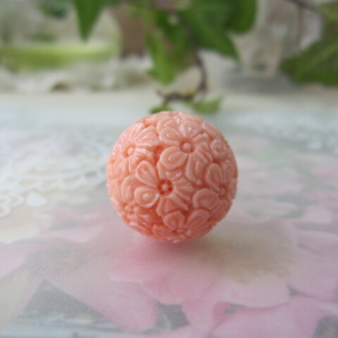 桃サンゴ 全面彫り 大玉部分品 21粍 桜の彫り （穴なし） 手芸 一風変わった部分品 『貴石サンゴ』 赤珊瑚婚 還暦 生まれ落ちる日 御祝 厄除 御守 3月の誕生石 差し上げ物 差し上げ物 一緒になる35周年 赤珊瑚技術者